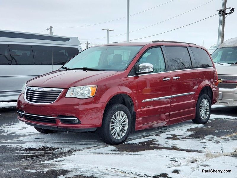 2016 Chrysler Town & Country Touring-LImage 7