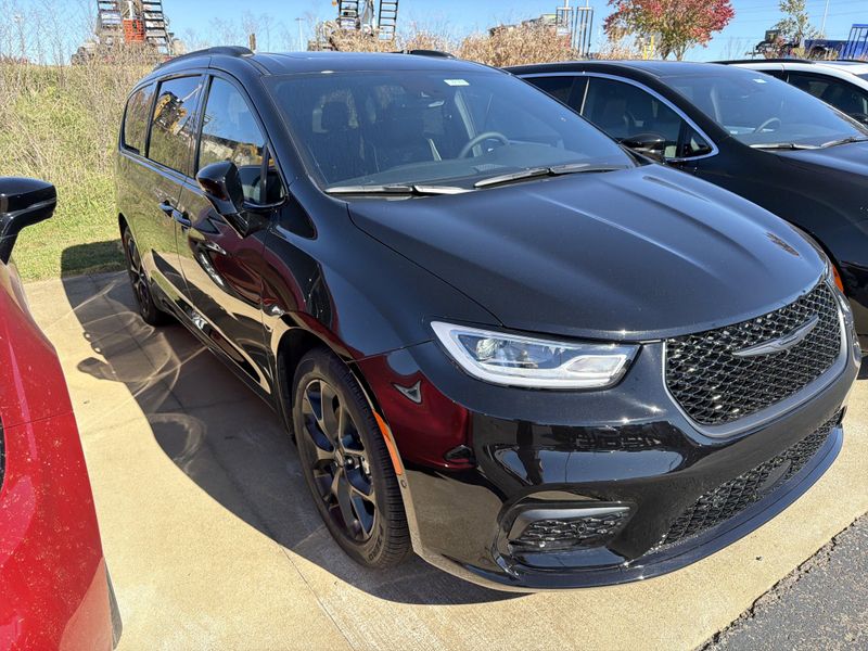 New 2026 Chrysler Pacifica LimitedImage 3