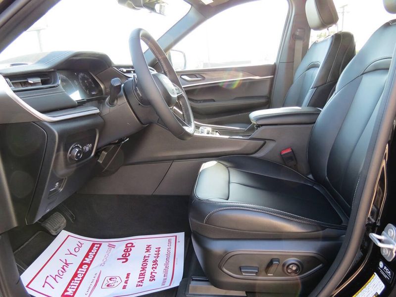 New 2027 Jeep Grand Cherokee Limited 4x4Image 8