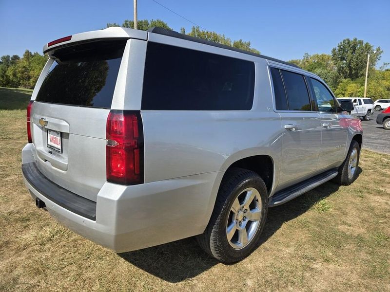 2015 Chevrolet Suburban 1500 LT photo 5