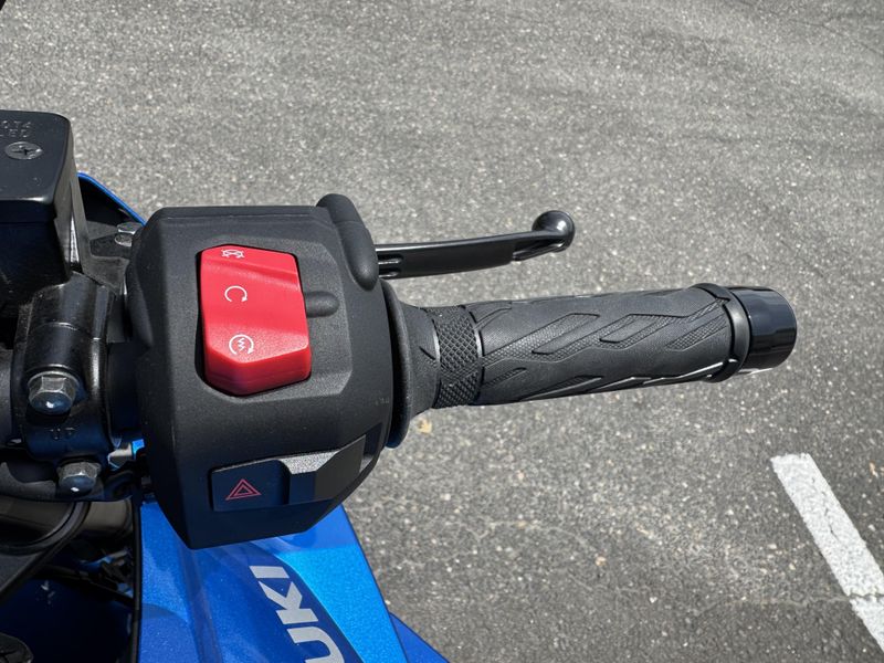 2024 Suzuki GSX-8R - METALLIC TRON BLUE 
