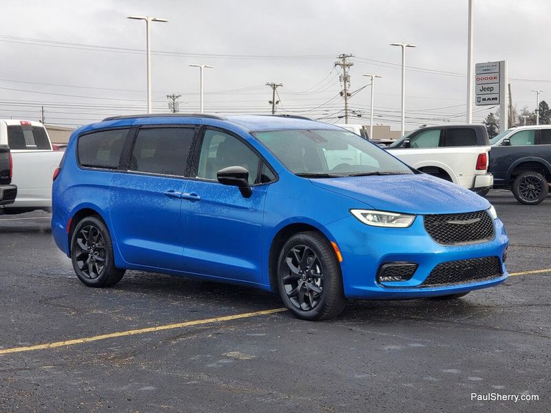 New 2026 Chrysler Pacifica Select