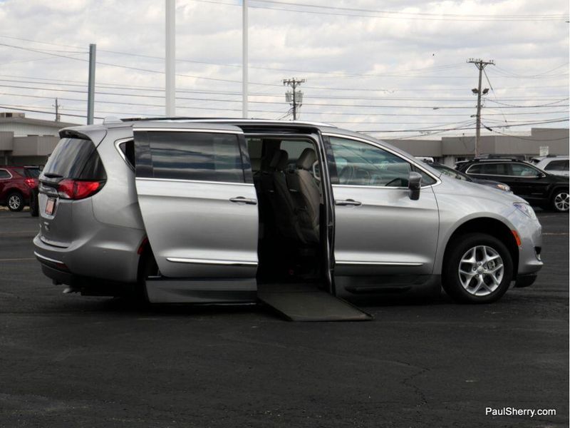 2017 Chrysler Pacifica Touring-L PlusImage 5