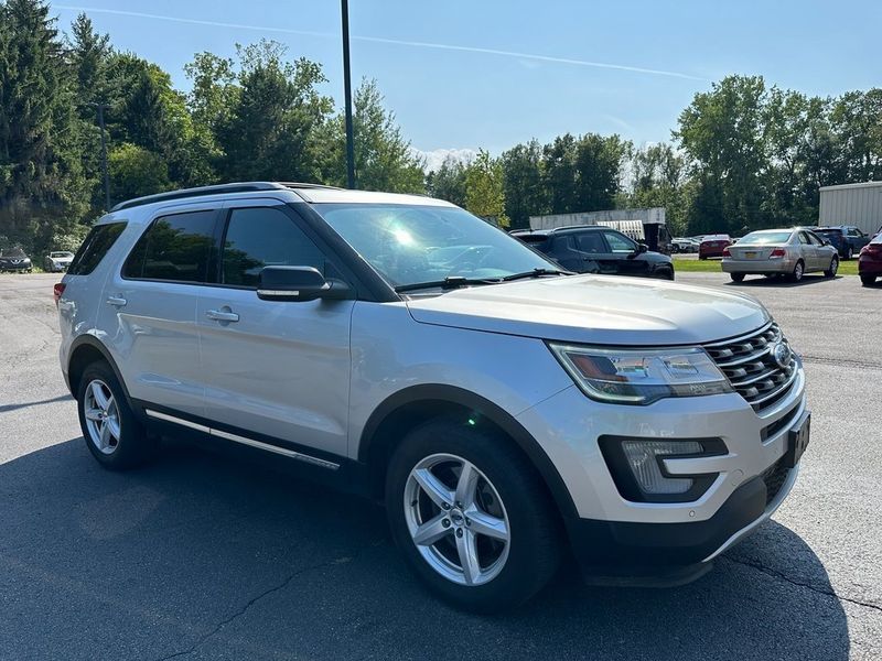 2017 Ford Explorer XLTImage 1