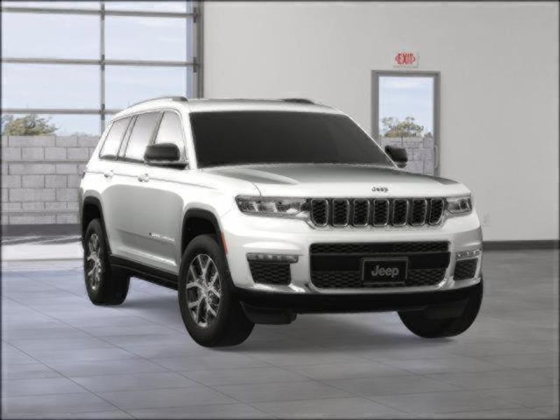 2025 Jeep Grand Cherokee Limited photo 3