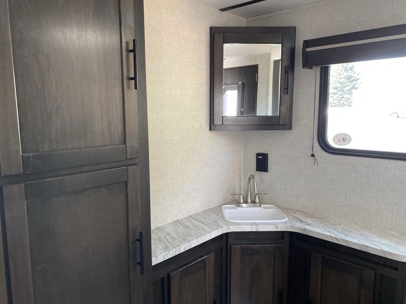 Used 2021 CROSSROADS RV CRUISER AIRE 27RBS Image 9