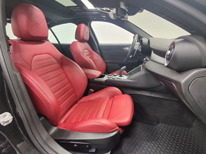 Used 2022 Alfa Romeo Giulia Veloce AWD w/Sunroof/NavImage 5