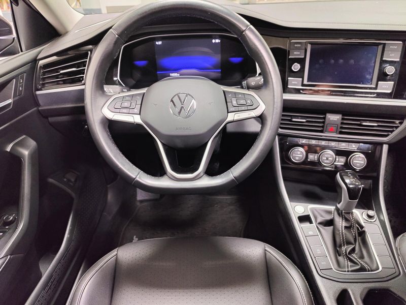 Used 2024 Volkswagen Jetta SE w/SunroofImage 17