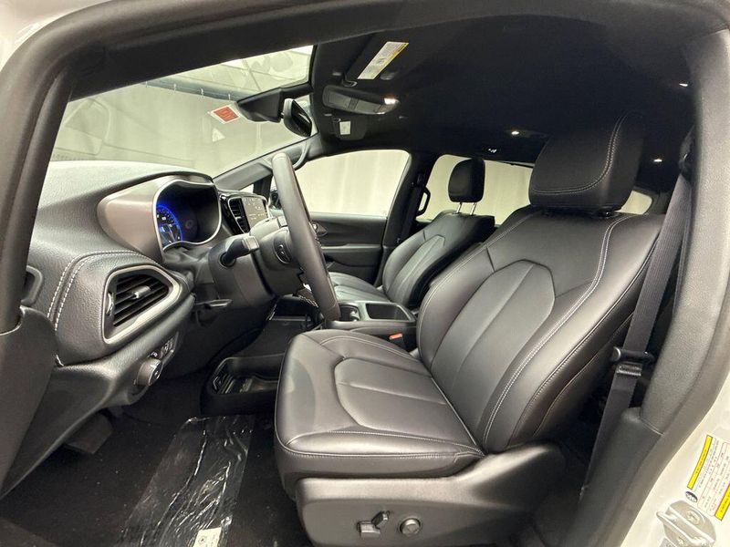 New 2026 Chrysler Pacifica SelectImage 8