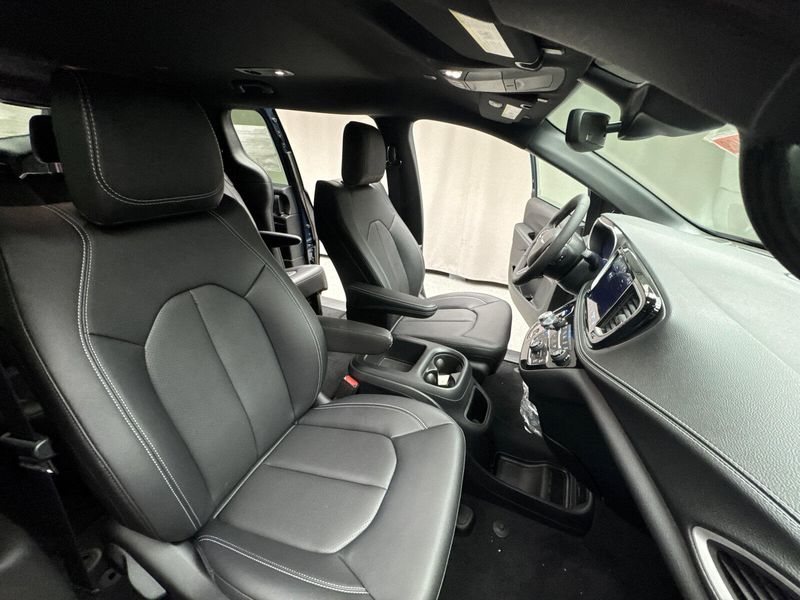 2025 Chrysler Pacifica SelectImage 22