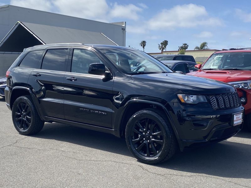 2017 Jeep Grand Cherokee AltitudeImage 2