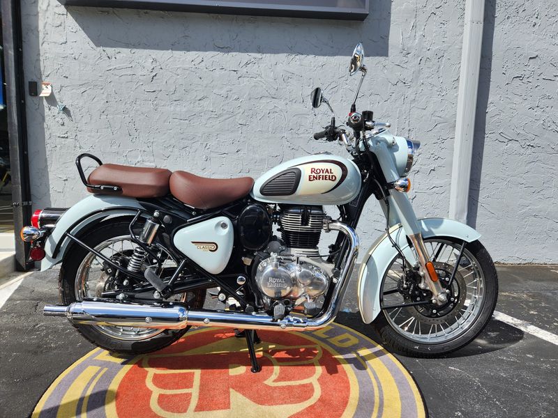 2024 Royal Enfield CLASSIC 350  in a HALCYON GREY exterior color. Royal Enfield Motorcycles of Miami (786) 845-0052 remotorcyclesofmiami.com 