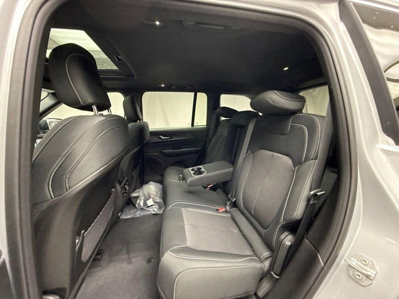 New 2025 Jeep Grand Cherokee Laredo X 4x4Image 16