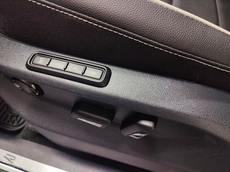 Used 2024 Volkswagen Tiguan AWD SEL R-Line w/Sunroof/NavImage 18