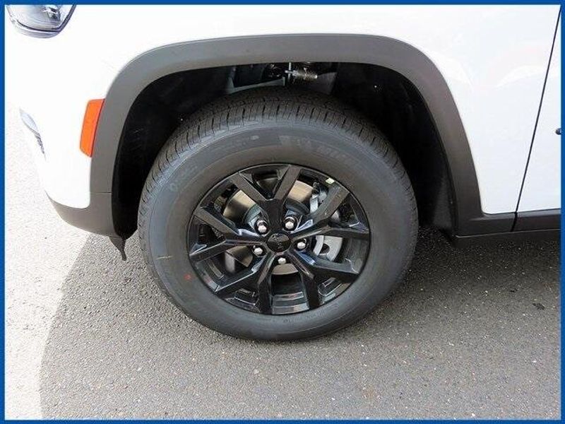 New 2025 Jeep Grand Cherokee Altitude XImage 4