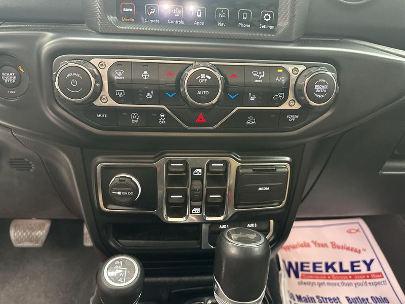 Used 2022 Jeep Wrangler Unlimited SaharaImage 9