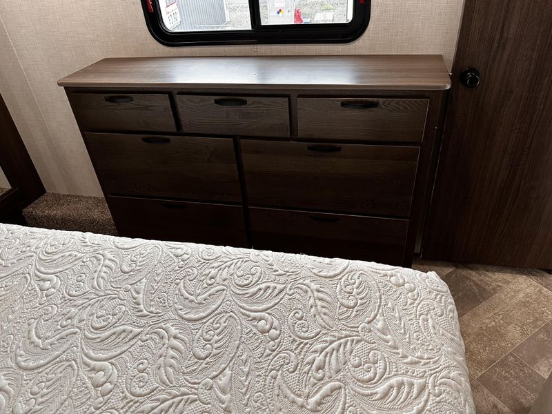 Used 2021 WINNEBAGO VOYAGE 3134RL Image 24