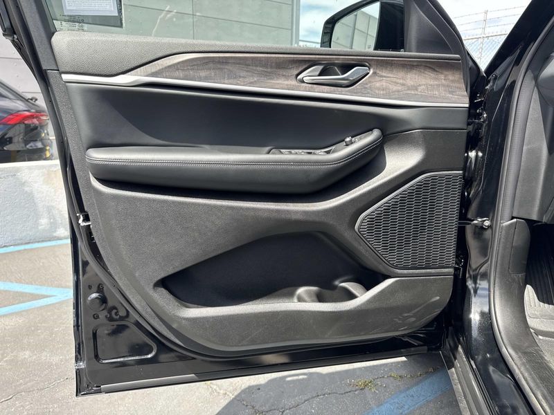 New 2026 Jeep Grand Cherokee Laredo Altitude 4x2