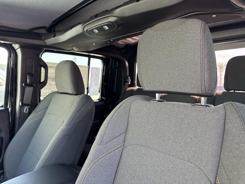 New 2026 Jeep Gladiator Sport S 4x4