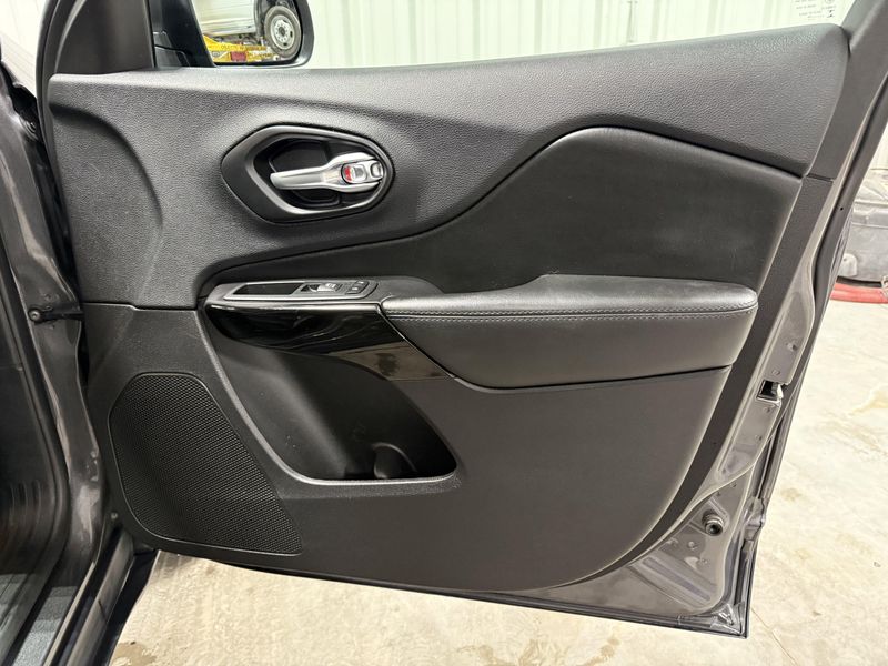 Used 2020 Jeep Cherokee AltitudeImage 11