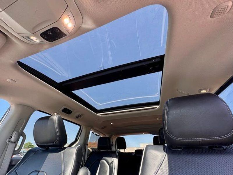 Used 2023 Chrysler Pacifica LimitedImage 17