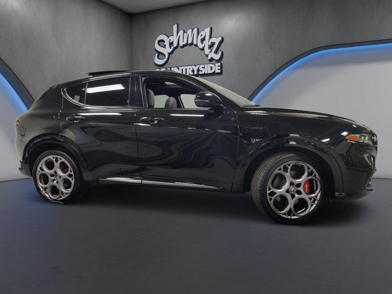 Used 2025 Alfa Romeo Tonale Veloce Premium AWD w/SunroofImage 3
