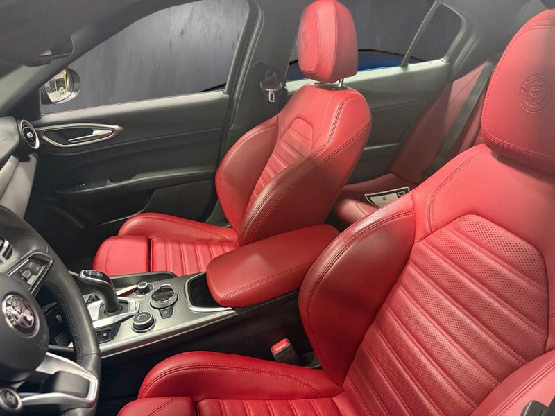 Used 2024 Alfa Romeo Giulia Veloce AWD w/Sunroof & NavImage 12