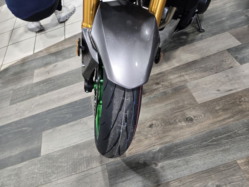 New 2025 Kawasaki Z900 SE ABS METALLIC MATTE GRAPHITE GRAY AND EBONY AND METALLIC GRAPHITE GRAY Image 19