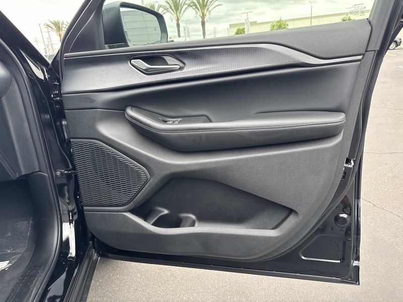 New 2026 Jeep Grand Cherokee L Laredo 4x2