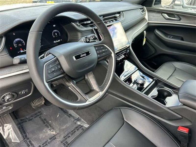 New 2025 Jeep Grand Cherokee L Limited 4x4Image 16