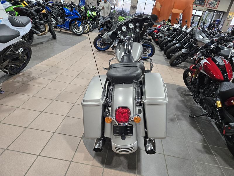 USED 2009 HARLEY STREET GLIDE Image 8