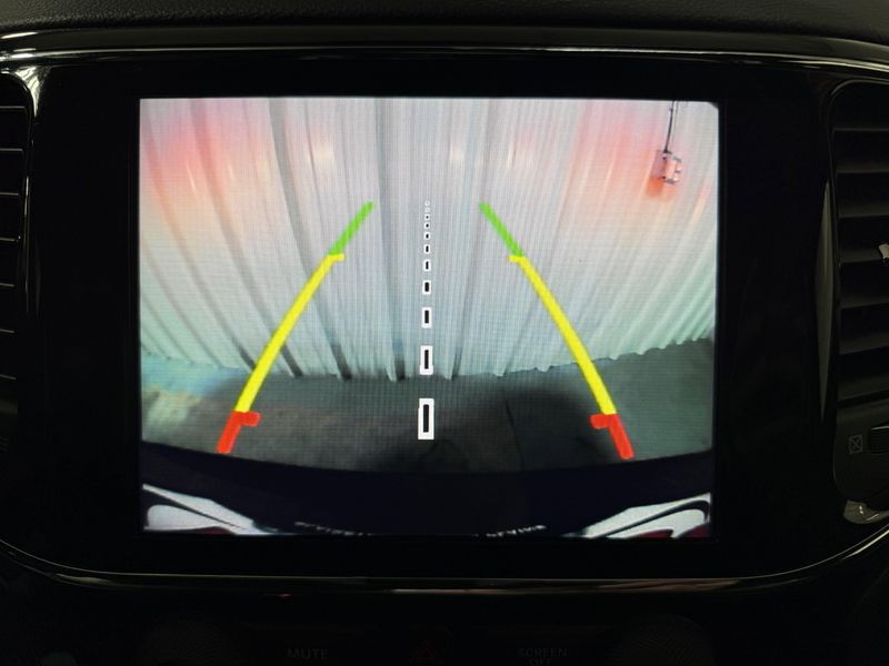 Used 2021 Jeep Grand Cherokee Laredo XImage 12