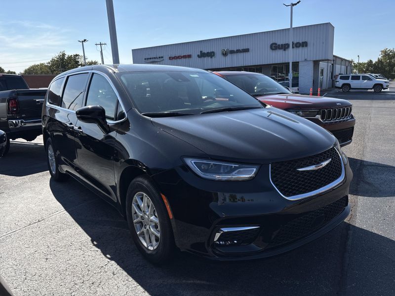 New 2026 Chrysler Pacifica SelectImage 3