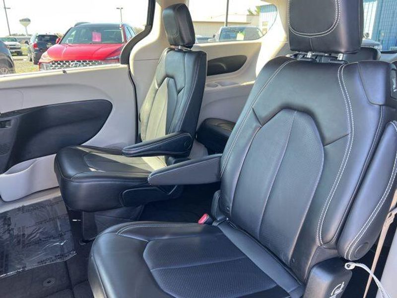 2023 Chrysler Pacifica Touring LImage 16