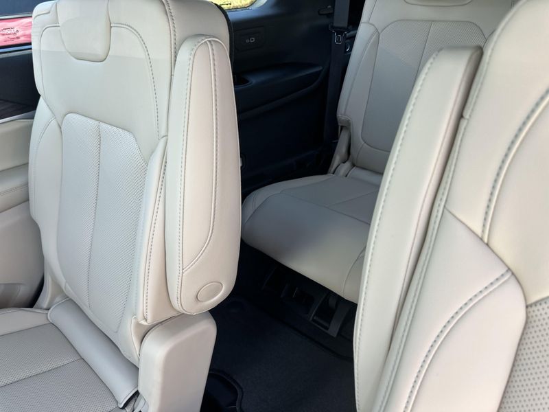 New 2025 Jeep Grand Cherokee L Limited 4x4Image 19