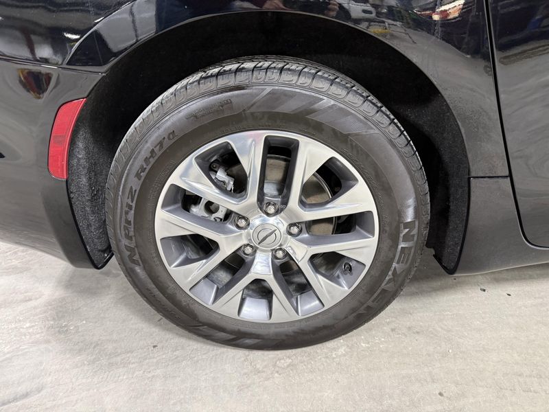 Used 2024 Chrysler Pacifica Hybrid PinnacleImage 7