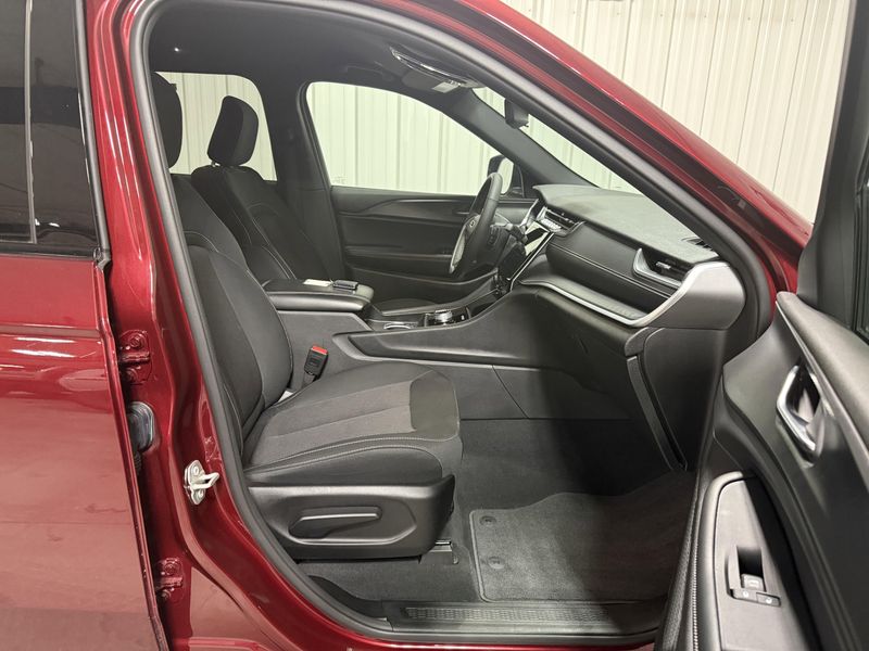 Used 2024 Jeep Grand Cherokee L LaredoImage 13