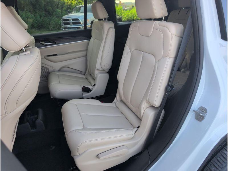 New 2026 Jeep Grand Cherokee L Limited 4x4Image 30