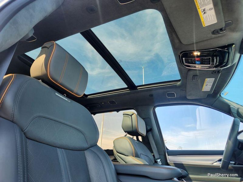 2023 Jeep Grand Wagoneer L II photo 3