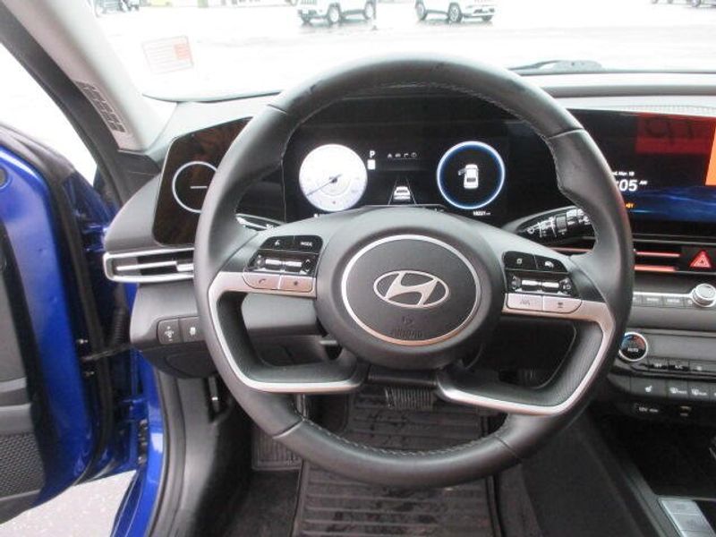 Used 2025 Hyundai Elantra SEL ConvenienceImage 17