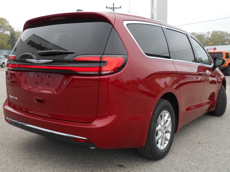 2025 Chrysler Pacifica SelectImage 40