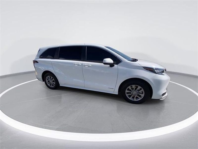 2021 Toyota Sienna LEImage 2