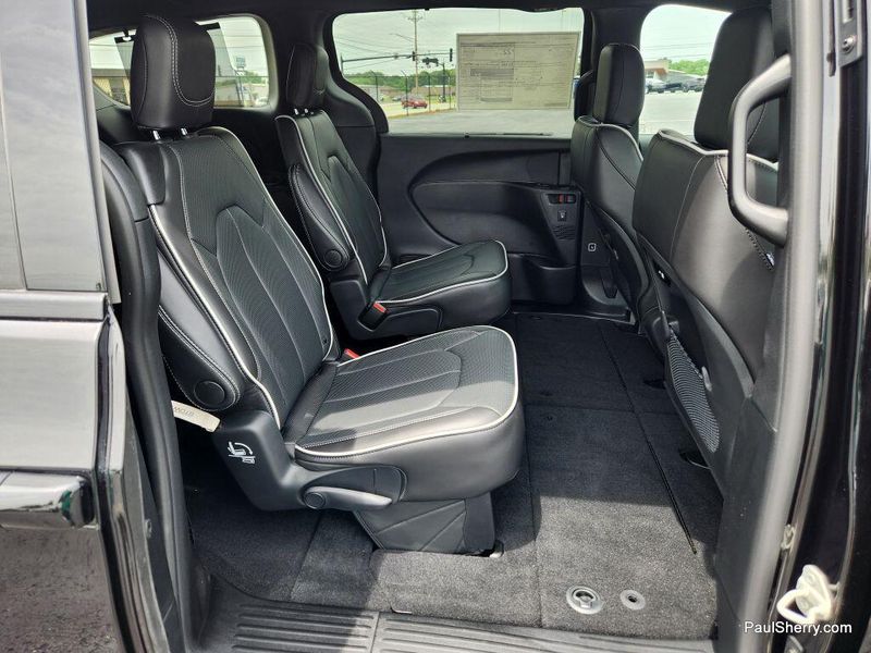 2025 Chrysler Pacifica LimitedImage 45