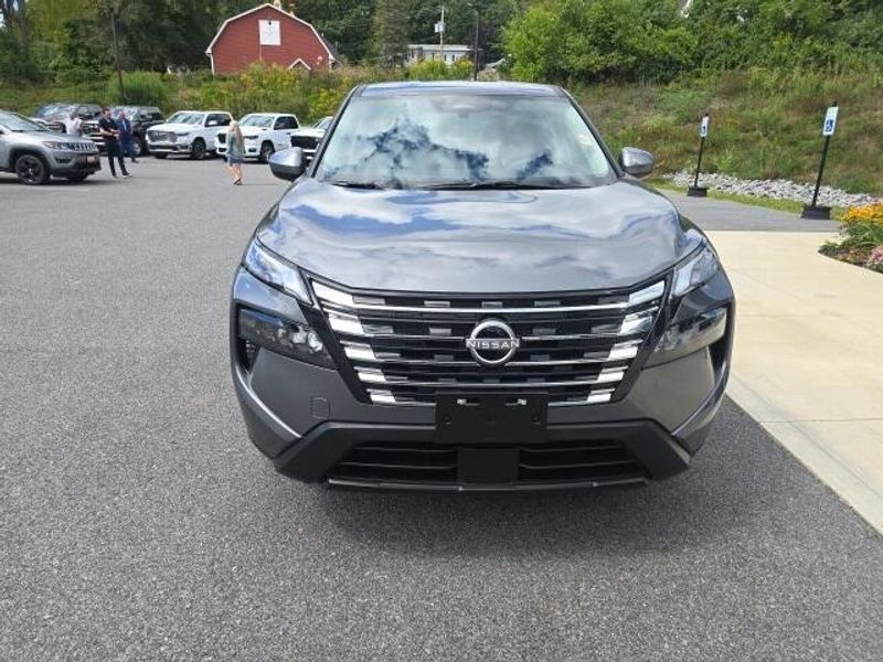 2025 Nissan Rogue SV photo 2