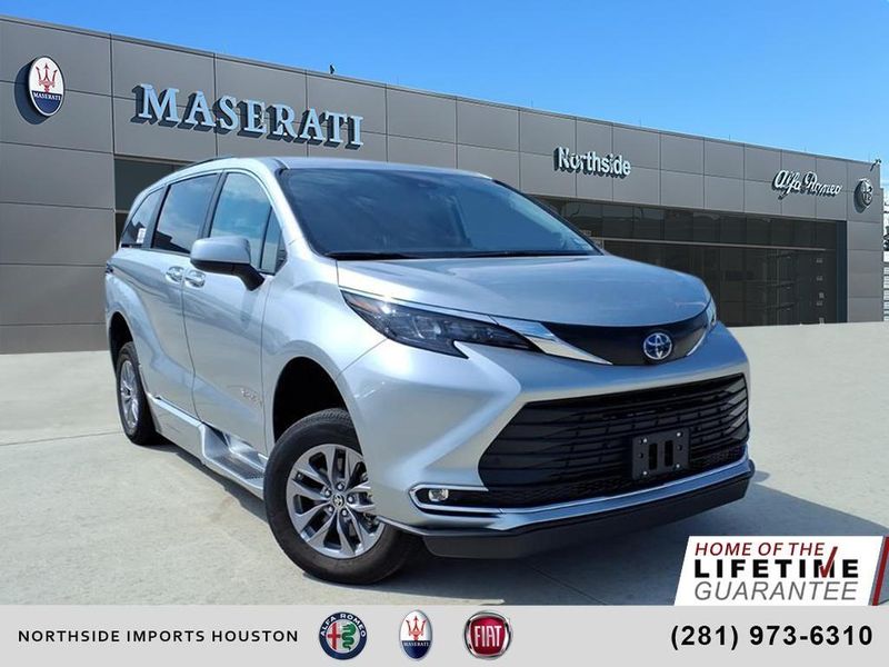 Used 2024 Toyota Sienna XLEImage 1