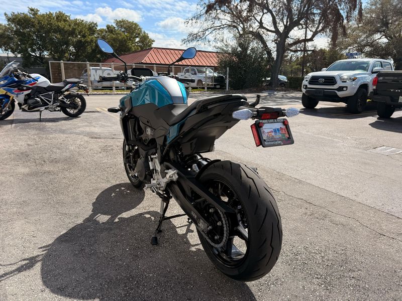 2025 BMW F 900 R Image 7