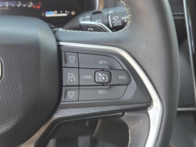 Used 2023 Jeep Grand Cherokee L Laredo 4x2