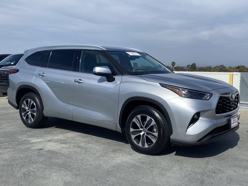 2022 Toyota Highlander XLEImage 2