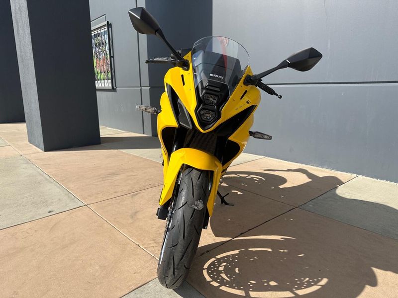 2025 Suzuki GSX-8R Image 2