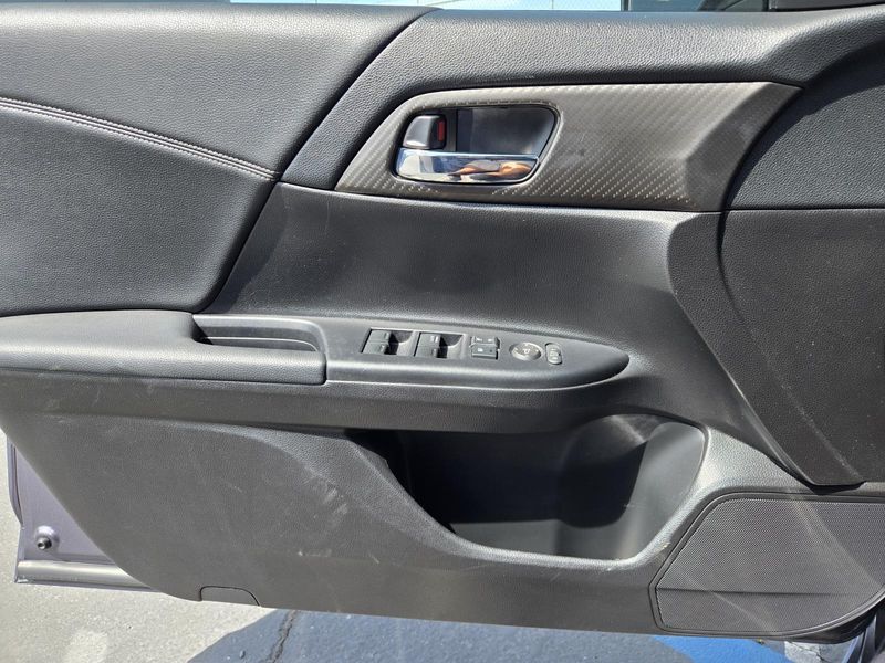 2017 Honda HR-V LX photo 16